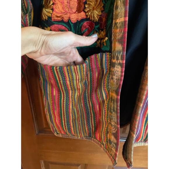 GUATEMALAN TEXTILE & VELVET
EMBROIDERED FLORAL OPEN JACKET - Picture 5 of 7